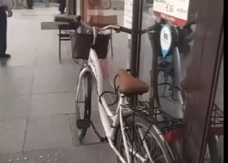 Burası Rize! Banka kapısına bisikleti kilitleyince, personel içeride mahsur kaldı