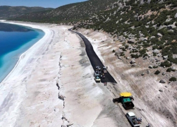 Salda Gölü çevresine kara asfalt döküldü!