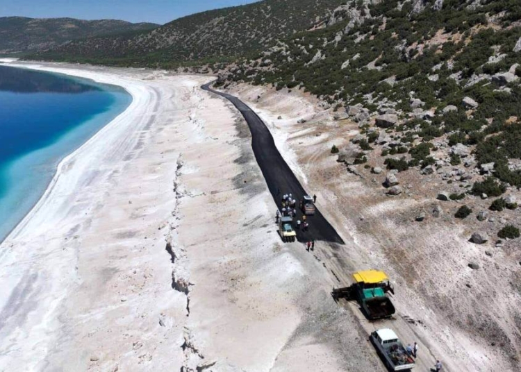 Salda Gölü çevresine kara asfalt döküldü!