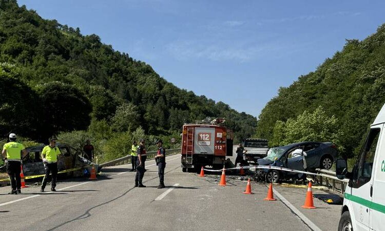 Sinop-Boyabat yolunda kaza: 3 ölü, 3 yaralı