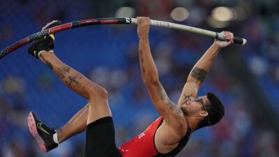 Türk atletizminde ilk! Ersu Şaşma sırıkla atlamada bronz madalya kazandı