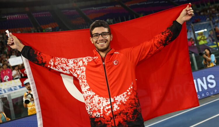 Türk atletizminde ilk! Ersu Şaşma sırıkla atlamada bronz madalya kazandı