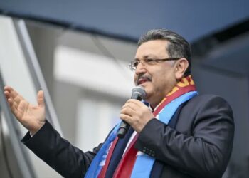 Trabzon belediye başkanından Trabzonspor’a 20 milyon liralık forma bağışı
