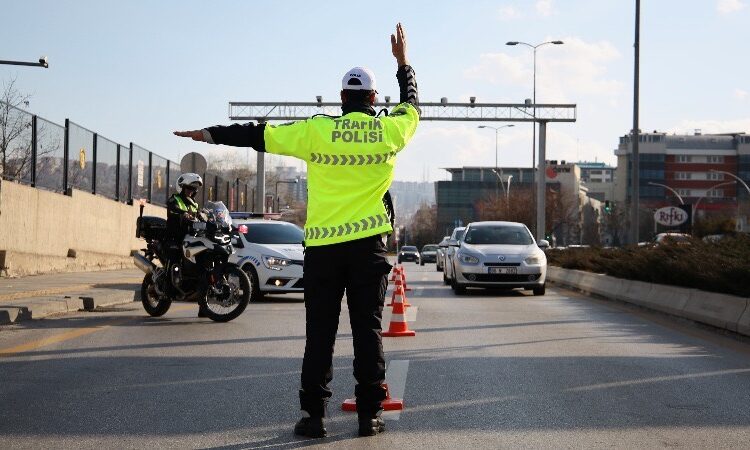 Vatandaş yine devlete çalıştı: Trafik cezalarında rekor artış 1 Vatandaş yine devlete çalıştı: Trafik cezalarında rekor artış