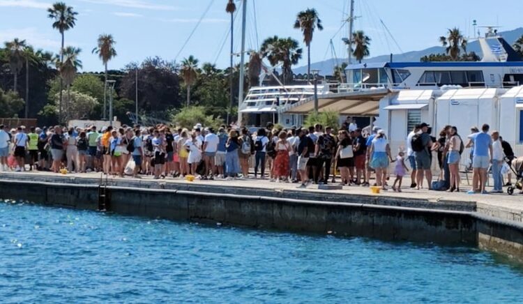 Kapıda vize uygulaması çöktü, Türk turistler Rodos’a gidemedi