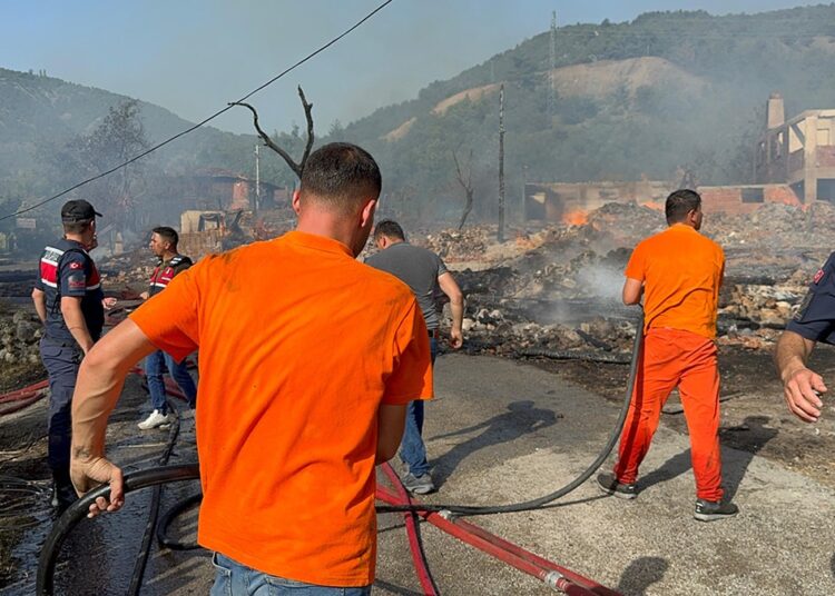 Bir mahalle kül oldu! 11 ev yandı