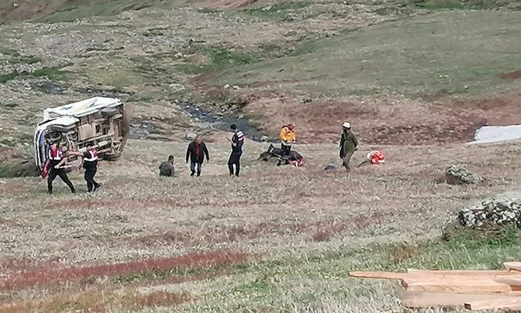 Trabzon’da kamyonet yaylada takla attı, sürücüsü hayatını kaybetti 1 Trabzon’da kamyonet yaylada takla attı, sürücüsü hayatını kaybetti