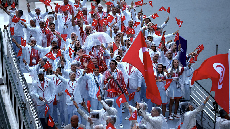 Paris Olimpiyatları, sporcuları taşıyan 85 geminin Sen Nehri’nden geçişiyle başladı 8 Paris Olimpiyatları, sporcuları taşıyan 85 geminin Sen Nehri’nden geçişiyle başladı