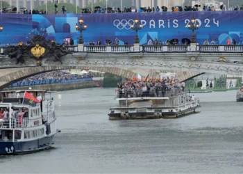 Paris Olimpiyatları, sporcuları taşıyan 85 geminin Sen Nehri’nden geçişiyle başladı