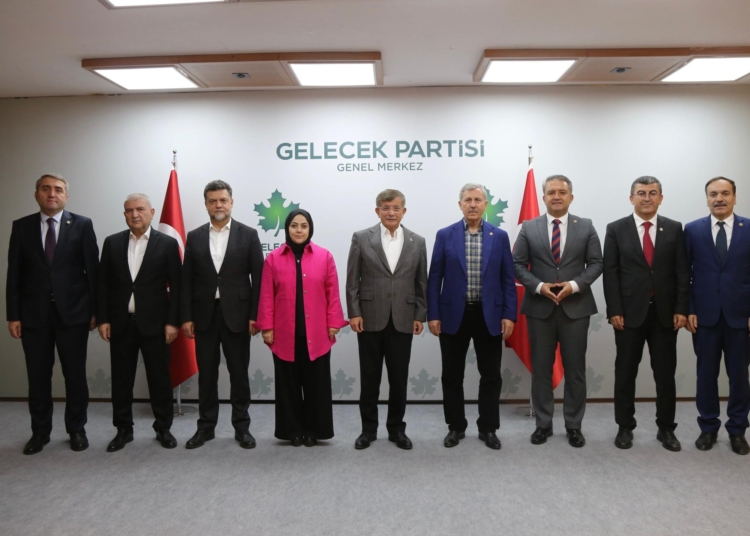 Gelecek Partisi'nde kulislerde gündem AKP’ye geçiş: Kolay değil ama imkansız da değil 1 Gelecek Partisi’nde kulislerde gündem AKP’ye geçiş: Kolay değil ama imkansız da değil