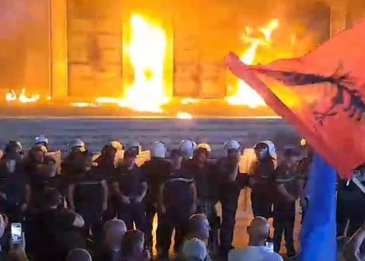 Arnavutluk’ta halk anamuhalefetin çağrısıyla sokağa çıktı, başbakanlık binası ateşe verildi