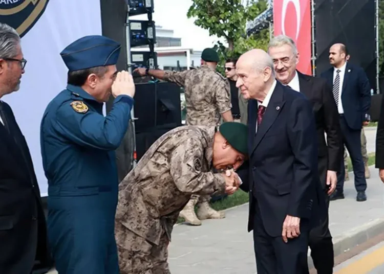 Bahçeli’nin elini öpen komutan hakkında bakanlıktan ilk açıklama geldi