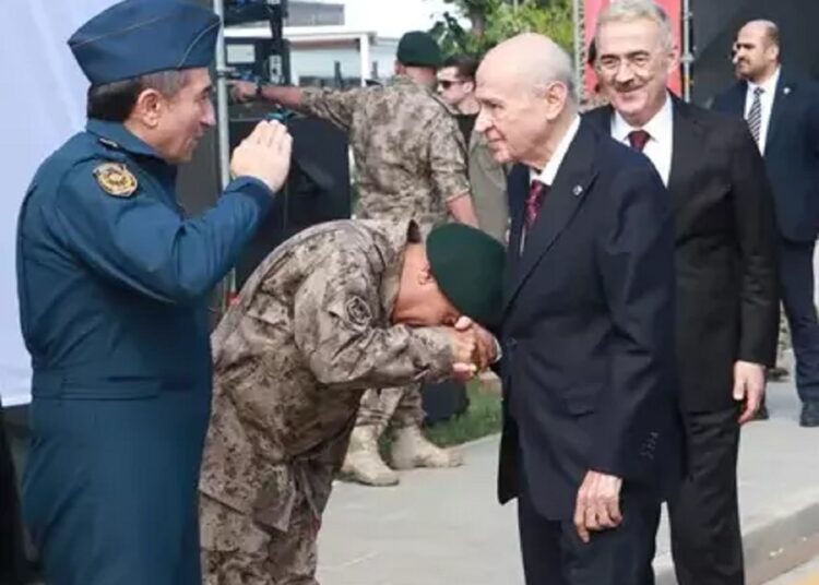 CHP'den Özel Harekat Başkanına el öpme tepkisi: Bu ülke daha çok 15 Temmuz’lar yaşamaya gebe 1 CHP’den Özel Harekat Başkanına el öpme tepkisi: Bu ülke daha çok 15 Temmuz’lar yaşamaya gebe