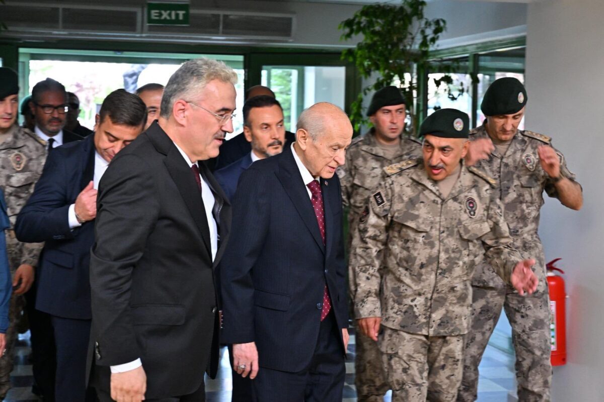 Emniyet Müdürü Bahçeli'nin elini öptü, Erdoğan'ın sözleri tekrar gündem oldu