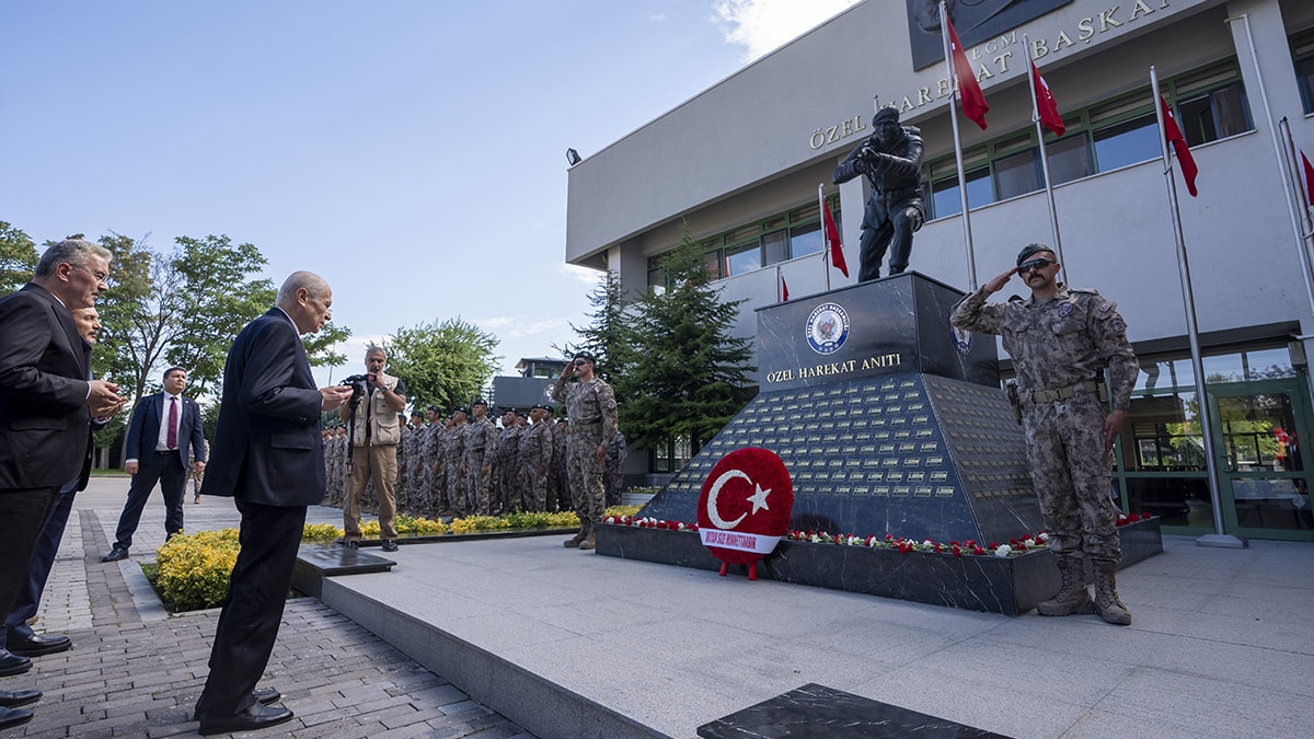 Emniyet Müdürü Bahçeli'nin elini öptü, Erdoğan'ın sözleri tekrar gündem oldu