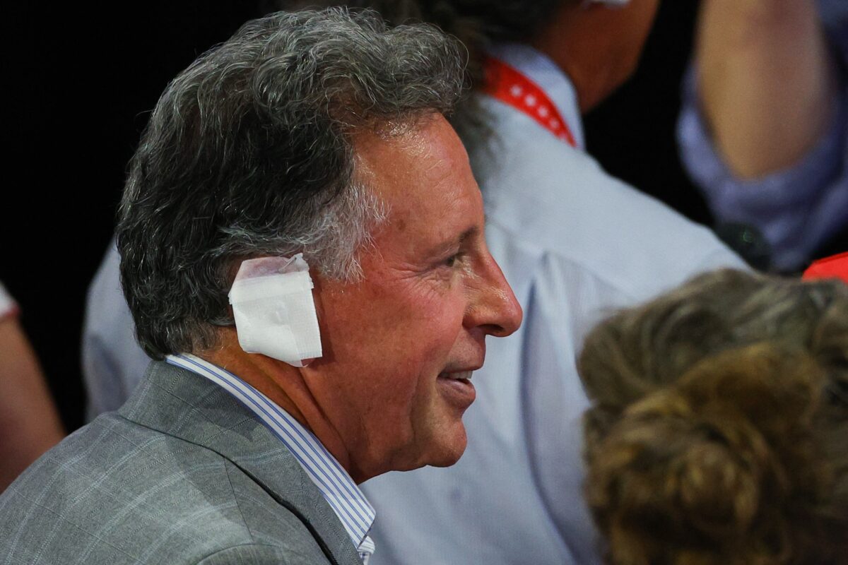 Taraftarlarından Trump’a destek: Kulaklarını bandajladılar