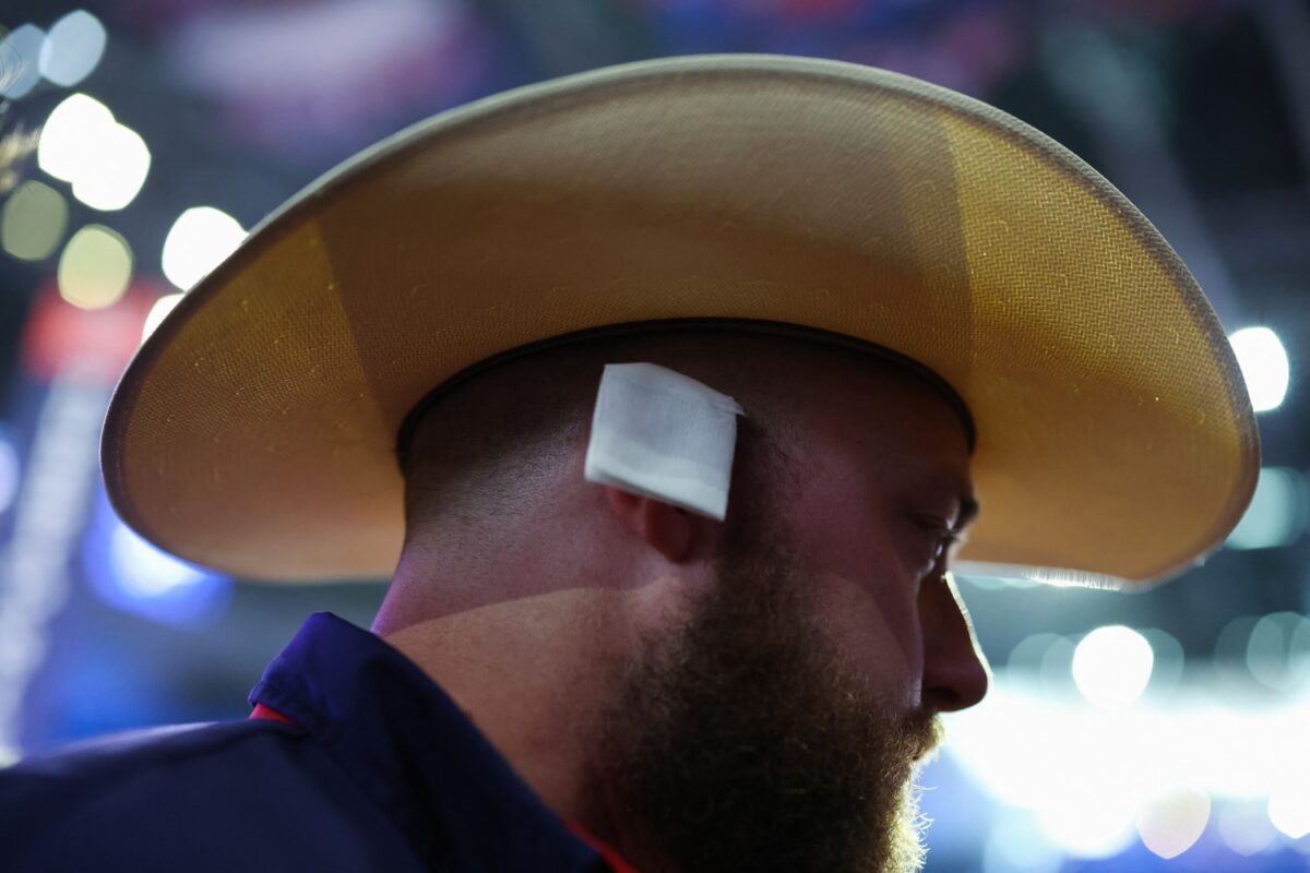 Taraftarlarından Trump’a destek: Kulaklarını bandajladılar