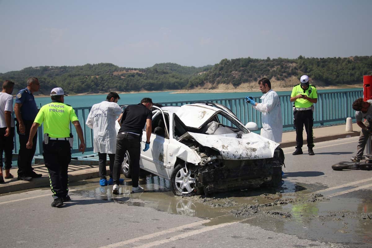 Piknik yolunda feci kaza! Otomobil, köprüden baraj gölüne düştü 4 Piknik yolunda feci kaza! Otomobil, köprüden baraj gölüne düştü