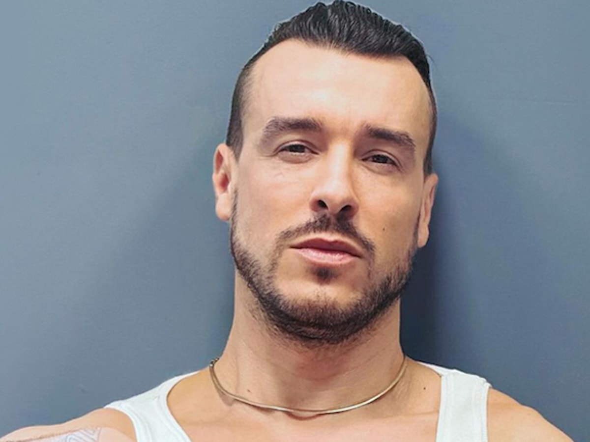 Cem Adrian'a Van konserinde su şişesi fırlatıldı 2 Cem Adrian'a Van konserinde su şişesi fırlatıldı