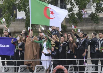 Cezayir olimpiyat kafilesi, Paris’te katledilen Cezayirlileri Sen Nehri’ne gül atarak andı
