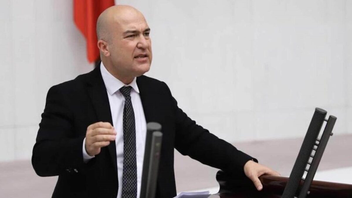 CHP'den Özel Harekat Başkanına el öpme tepkisi: Bu ülke daha çok 15 Temmuz’lar yaşamaya gebe 2 CHP'den Özel Harekat Başkanına el öpme tepkisi: Bu ülke daha çok 15 Temmuz’lar yaşamaya gebe
