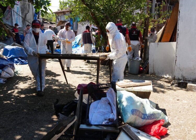 Düzce’de bir evden 42 kamyon çöp çıkarıldı