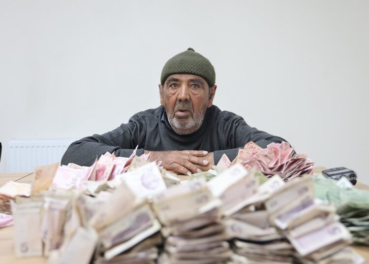 Dilencinin üzerinden çıkan paralar şoke etti