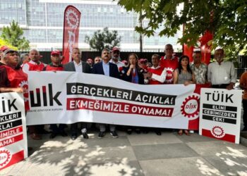DİSK, TÜİK önünde protesto yaptı: Enflasyonun sebebi ücretler değil