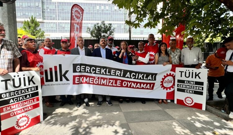 DİSK, TÜİK önünde protesto yaptı: Enflasyonun sebebi ücretler değil