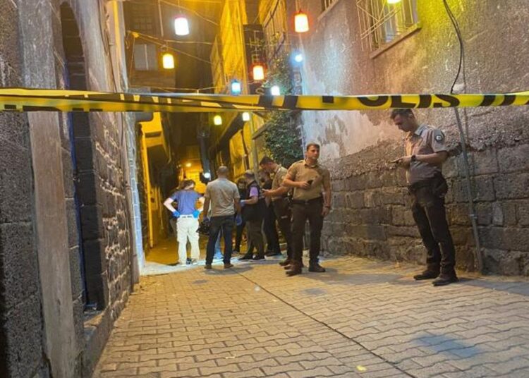 Diyarbakır'daki kafe saldırılarında 5 gözaltı 1 Diyarbakır’daki kafe saldırılarında 5 gözaltı