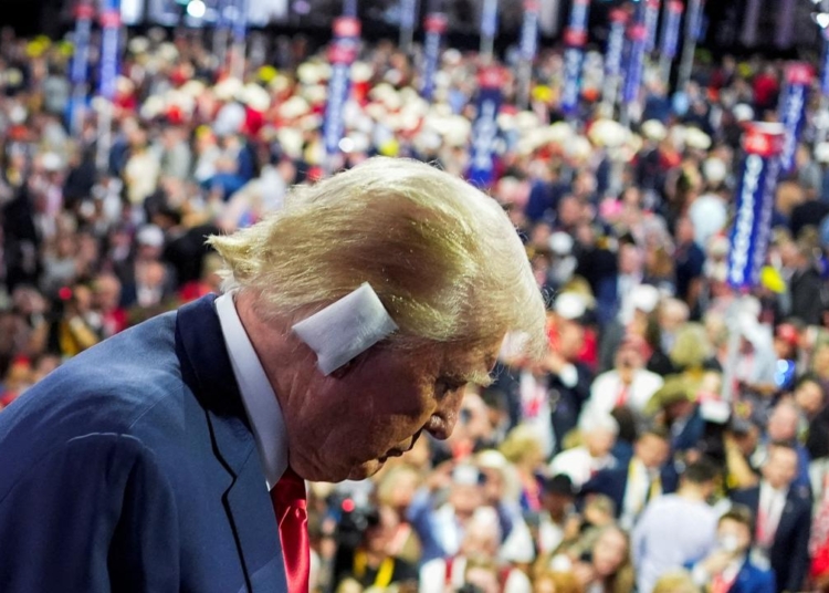 Donald Trump, saldırı sonrası ilk kez ortaya çıktı 1 Donald Trump, saldırı sonrası ilk kez ortaya çıktı