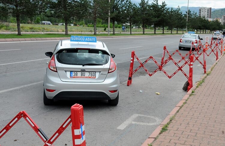 Sürücü adaylarına park manevrasında iki deneme hakkı