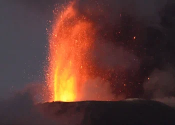 Etna Yanardağı harekete geçti: Küller 4,5 kilometre yüksekliğe ulaştı