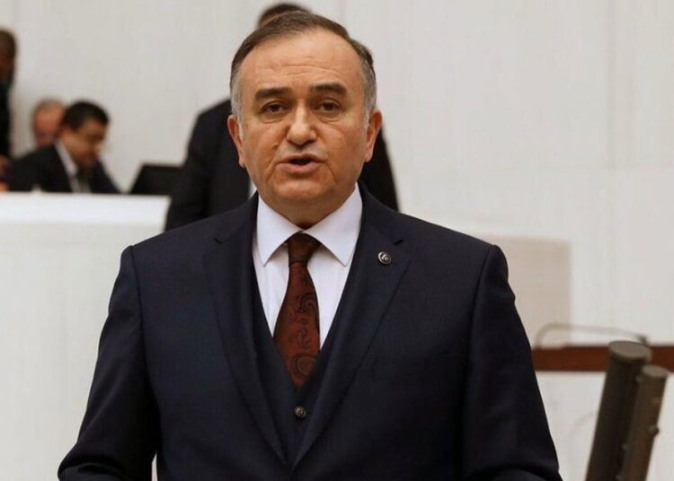 Leyla Zana'ya yönelik küfürlü tezahüratlara MHP'den tepki 1 Meclis’te İYİ Partili vekille tartışan MHP’li Erkan Akçay hastaneye kaldırıldı