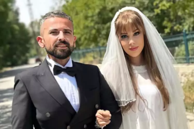 Ferdi Tayfur'un kızına şok! Kocasının borçları yüzünden evine icra geldi 2 Ferdi Tayfur'un kızına şok! Kocasının borçları yüzünden evine icra geldi