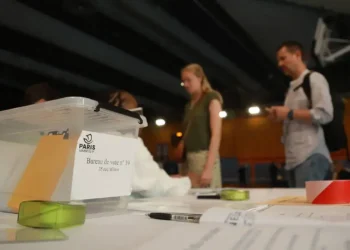 Fransa’da aşırı sağın güçlendiği ilk turun ardından diğer partiler işbirliğine gidiyor