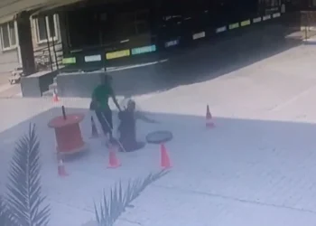 Görme engelli hamile kadın, kapağı açık bırakılan rögara düştü