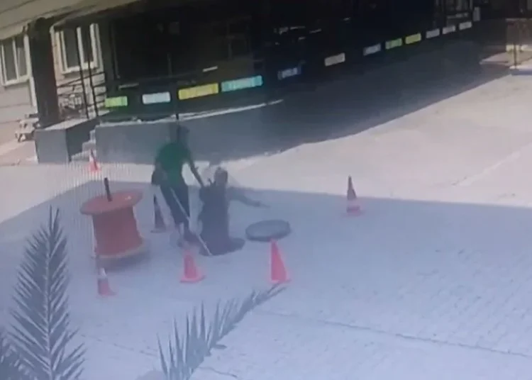 Görme engelli hamile kadın, kapağı açık bırakılan rögara düştü 1 Görme engelli hamile kadın, kapağı açık bırakılan rögara düştü