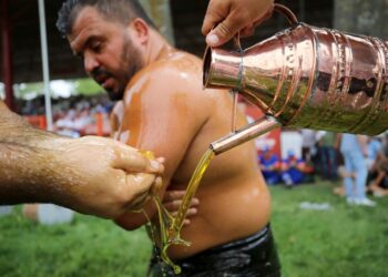 Kırkpınar 663 yaşında; salavatlanmalar ve peşrevler ile güreşler başladı