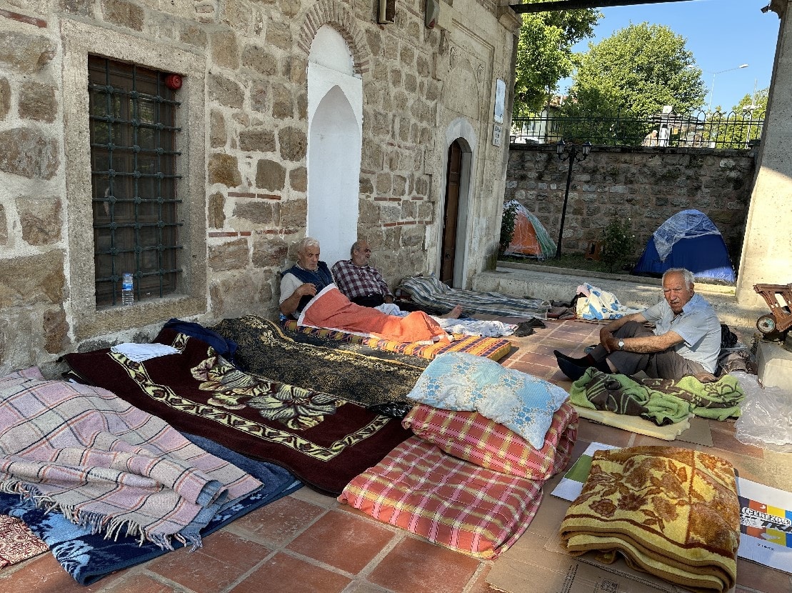 Edirne'de güreş yoğunluğu; cami bahçesi çadırla doldu