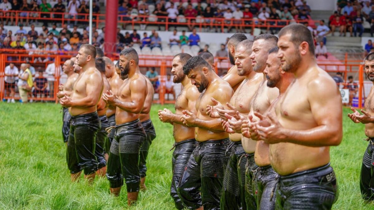 Kırkpınar 663 yaşında; salavatlanmalar ve peşrevler ile güreşler başladı