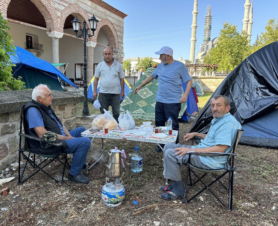 Edirne'de güreş yoğunluğu; cami bahçesi çadırla doldu