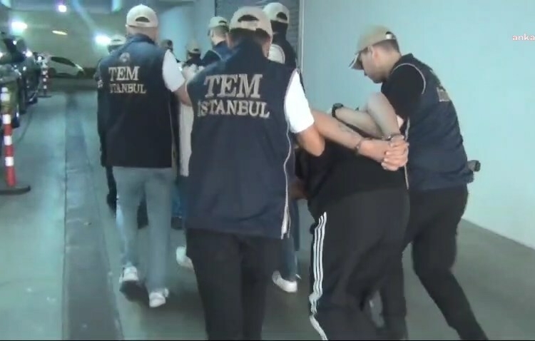 Bir “halay operasyonu” da İstanbul’da: Düğüne gidenler kapıları kırılarak gözaltına alındı 1 Bir “halay operasyonu” da İstanbul’da: Düğüne gidenler kapıları kırılarak gözaltına alındı