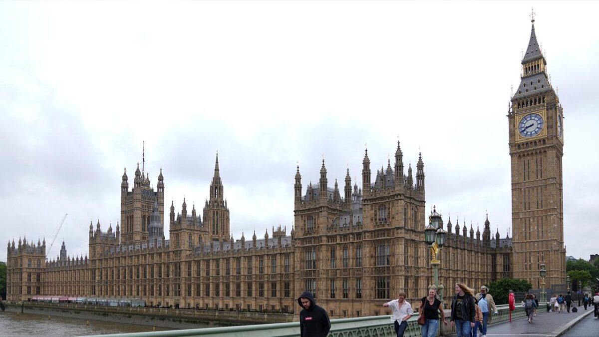 İngiltere'de seçmen sandık başında