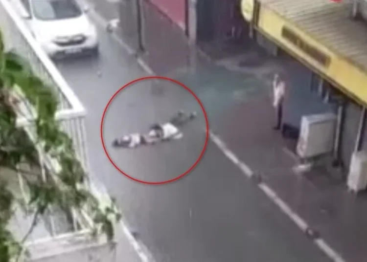 Yoldaki su birikintisinde elektrik akımına kapılan 2 kişiden acı haber