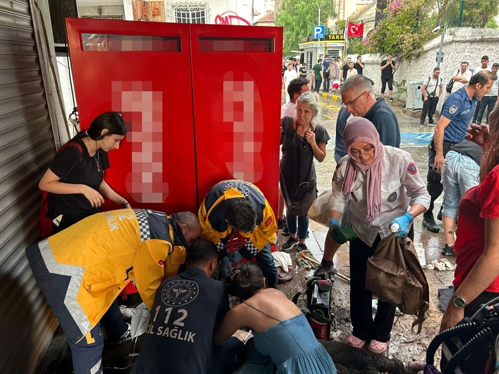 Yoldaki su birikintisinde elektrik akımına kapılan 2 kişiden acı haber