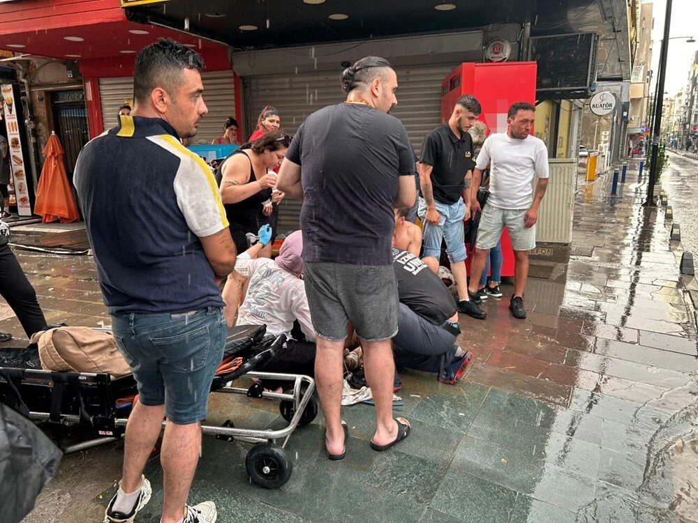 Yoldaki su birikintisinde elektrik akımına kapılan 2 kişiden acı haber