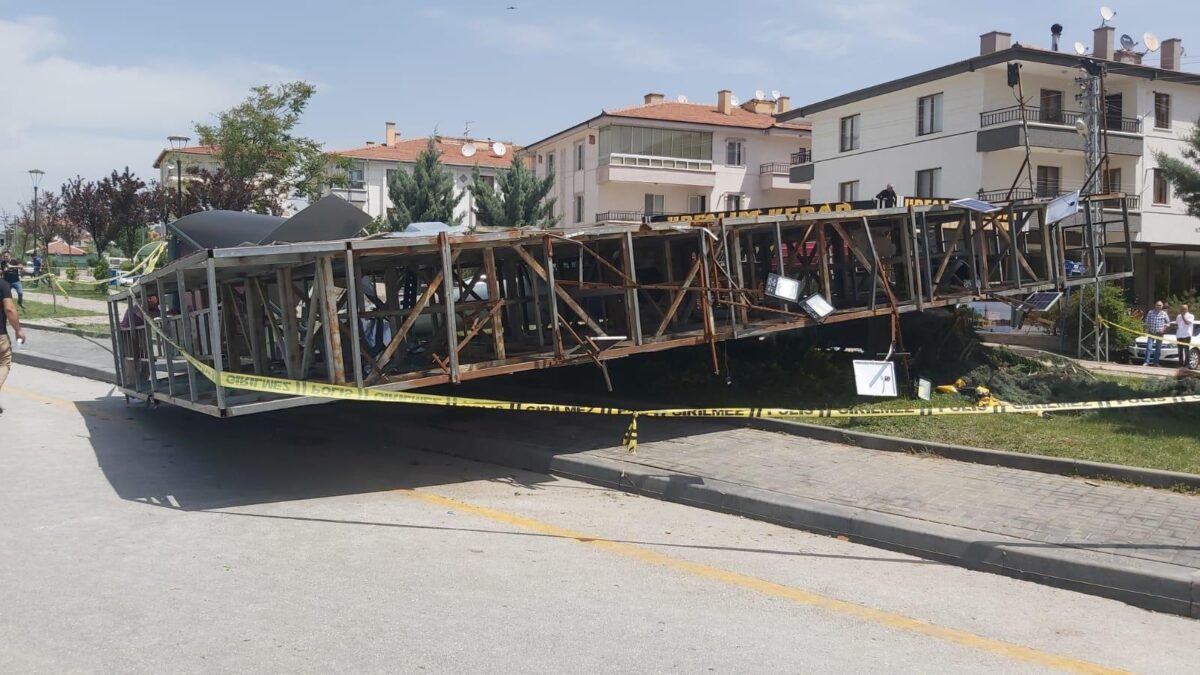 Yoldaki su birikintisinde elektrik akımına kapılan 2 kişiden acı haber