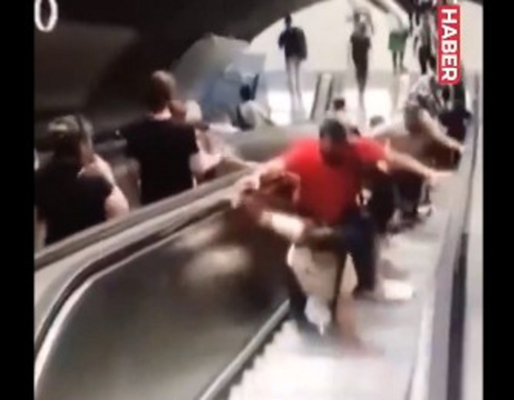 İzmir Metrosu'nda, yürüyen merdivenin ters yönde hareketinde 11 kişi yaralandı 2 İzmir Metrosu'nda, yürüyen merdivenin ters yönde hareketinde 11 kişi yaralandı