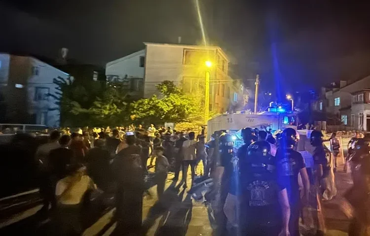 Yerlikaya açıkladı: Ülke genelinde Suriyelileri hedef alan eylemlerde 474 kişi gözaltına alındı 1 Yerlikaya açıkladı: Ülke genelinde Suriyelileri hedef alan eylemlerde 474 kişi gözaltına alındı
